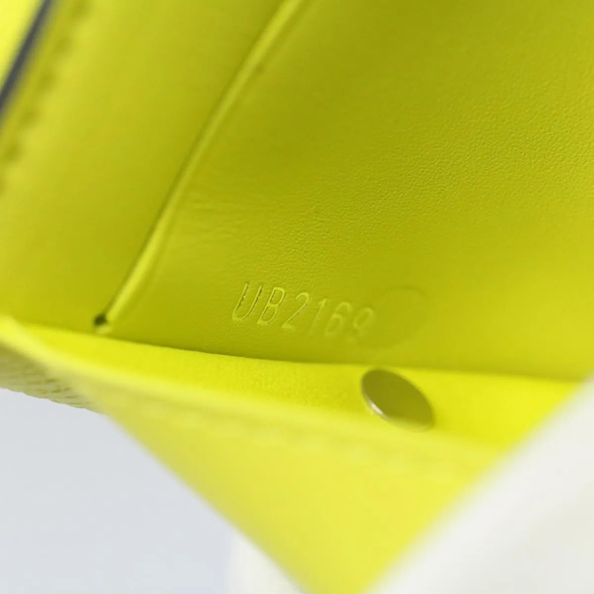 Trendy Inspired Louis Vuitton Taigalama Discovery Compact Wallet Jaune M67629 Lv Auth Ac2214